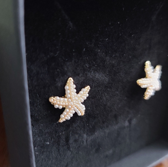 Small gold tone starfish with pearls earrings - Picture 4 of 7